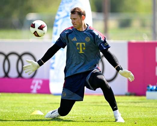 29.07.2026, Fussball Bundesliga 2026 2027, Trainingslager FC Bayern München in Rottach-Egern am Tegernsee (Bayern). Torwart Manuel Neuer (FC Bayern München) am Ball. *** July 29, 2026, 2026–2027 Bundesliga, FC Bayern Munich training camp in Rottach-Egern on Lake Tegernsee, Bavaria; FC Bayern Munich goalkeeper Manuel Neuer in action