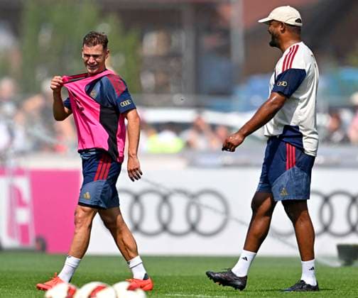 29.07.2026, Fussball Bundesliga 2026 2027, Trainingslager FC Bayern München in Rottach-Egern am Tegernsee (Bayern). Joshua Kimmich (FC Bayern München) und Trainer Vincent Kompany (FC Bayern München) haben Spass *** July 29, 2026, 2026–2027 Bundesliga, FC Bayern Munich training camp in Rottach-Egern on Lake Tegernsee, Bavaria: Joshua Kimmich of FC Bayern Munich and coach Vincent Kompany of FC Bayern Munich are having fun