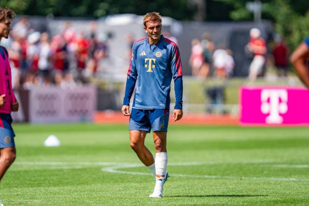 Trainingslager, FC Bayern München am 29.07.2026 in Rottach-Egern Joao Palhinha verletzt am Boden angeschlagen Verletzung Behandlung *** Training camp, FC Bayern Munich on July 29, 2026, in Rottach-Egern: Joao Palhinha injured, lying on the ground, receiving treatment for his injury Copyright: xBahhoxKarax