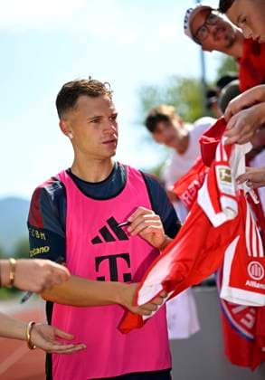 29.07.2026, Fussball Bundesliga 2026 2027, Trainingslager FC Bayern München in Rottach-Egern am Tegernsee (Bayern). Joshua Kimmich (FC Bayern München) schreibt Autogramme. *** July 29, 2026, 2026–2027 Bundesliga, FC Bayern Munich training camp in Rottach-Egern on Lake Tegernsee, Bavaria; Joshua Kimmich of FC Bayern Munich signs autographs
