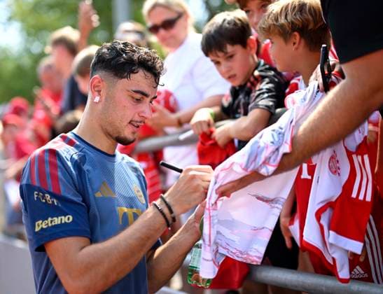 29.07.2026, Fussball Bundesliga 2026 2027, Trainingslager FC Bayern München in Rottach-Egern am Tegernsee (Bayern). Aleksandar Pavlovic (Bayern München) schreibt Autogramme. *** July 29, 2026, 2026–2027 Bundesliga, FC Bayern Munich training camp in Rottach-Egern on Lake Tegernsee, Bavaria; Aleksandar Pavlovic of Bayern Munich signs autographs