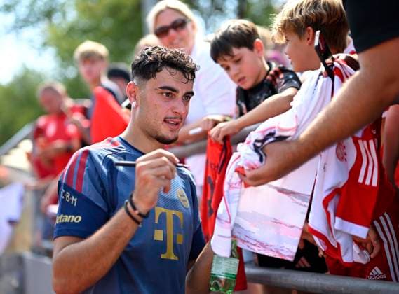 29.07.2026, Fussball Bundesliga 2026 2027, Trainingslager FC Bayern München in Rottach-Egern am Tegernsee (Bayern). Aleksandar Pavlovic (Bayern München) schreibt Autogramme. *** July 29, 2026, 2026–2027 Bundesliga, FC Bayern Munich training camp in Rottach-Egern on Lake Tegernsee, Bavaria; Aleksandar Pavlovic of Bayern Munich signs autographs