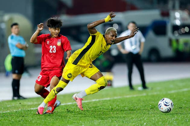 ASEAN Hyundai Cup 2026 Malaysia Vs Laos in Kuala Lumpur, Malaysia - 28 Jul 2026 Mohamadou Sumareh of Malaysia (R) and Phonsak Seesavath of Laos seen in action during the ASEAN Hyundai Cup 2026 match between Malaysia and Laos at Kuala Lumpur Football Stadium, Cheras. Final score; Malaysia 4:0 Laos. Kuala Lumpur Malaysia Copyright: xWongxFokxLoyx xSOPAxImagesx 20260728_AFW_0543 copy