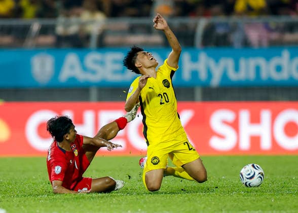 ASEAN Hyundai Cup 2026 Malaysia Vs Laos in Kuala Lumpur, Malaysia - 28 Jul 2026 Muhammad Syafiq Bin Ahmad of Malaysia (R) and Chanthavixay Khounthoumphone of Laos seen in action during the ASEAN Hyundai Cup 2026 match between Malaysia and Laos at Kuala Lumpur Football Stadium, Cheras. Final score; Malaysia 4:0 Laos. Kuala Lumpur Malaysia Copyright: xWongxFokxLoyx xSOPAxImagesx 20260728_AFW_0756 copy