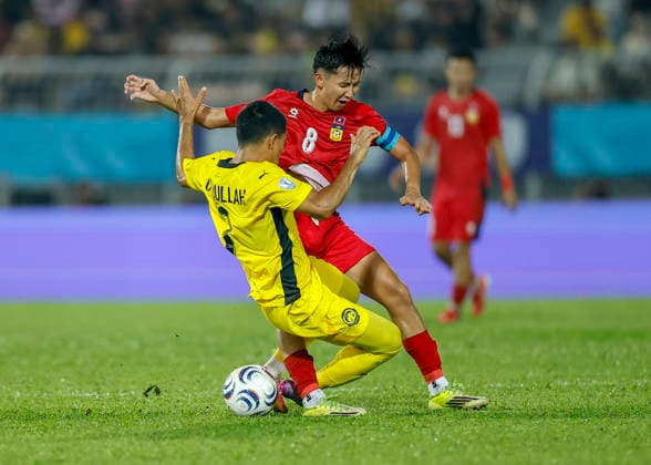 ASEAN Hyundai Cup 2026 Malaysia Vs Laos in Kuala Lumpur, Malaysia - 28 Jul 2026 Muhammed Ubaidullah Bin Shamsul Fazili of Malaysia (L) and Damoth Thongkhamsavath of Laos seen in action during the ASEAN Hyundai Cup 2026 match between Malaysia and Laos at Kuala Lumpur Football Stadium, Cheras. Final score; Malaysia 4:0 Laos. Kuala Lumpur Malaysia Copyright: xWongxFokxLoyx xSOPAxImagesx 20260728_AFW_2558 copy