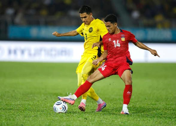 ASEAN Hyundai Cup 2026 Malaysia Vs Laos in Kuala Lumpur, Malaysia - 28 Jul 2026 Kouaycheng Nouphakdy of Laos (R) and Muhammed Ubaidullah Bin Shamsul Fazili of Malaysia seen in action during the ASEAN Hyundai Cup 2026 match between Malaysia and Laos at Kuala Lumpur Football Stadium, Cheras. Final score; Malaysia 4:0 Laos. Kuala Lumpur Malaysia Copyright: xWongxFokxLoyx xSOPAxImagesx 20260728_AFW_2291 copy