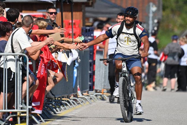 Ankunft Trainer Vincent KOMPANY (Bayern Muenchen) mit dem Fahrrad. Oeffentliches Training FC Bayern Muenchen im Trainingslager in Rottach Egern am 29.07.2026. Fussball 1. Bundesliga,Saison 2026 2027. *** Arrival of Coach Vincent KOMPANY of Bayern Munich by bicycle; FC Bayern Munich s public training session at the training camp in Rottach Egern on July 29, 2026; Soccer, Bundesliga 1, 2026–2027 season