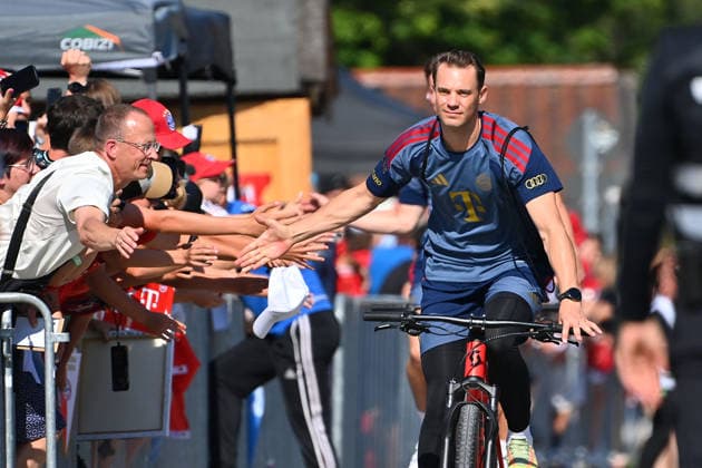 Ankunft Manuel NEUER (Torwart Bayern Muenchen) mit dem Fahrrad. Oeffentliches Training FC Bayern Muenchen im Trainingslager in Rottach Egern am 29.07.2026. Fussball 1. Bundesliga,Saison 2026 2027. *** Arrival of Manuel NEUER, Bayern Munich goalkeeper, by bicycle; FC Bayern Munich public training session at the training camp in Rottach-Egern on July 29, 2026; Soccer, Bundesliga 1, 2026–2027 season