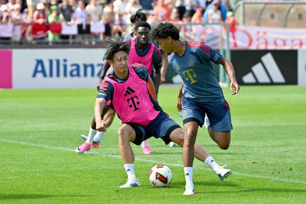 v.re:Nathaniel BROWN (Bayern Muenchen), Aktion,Zweikampf gegen Hiroki ITO (Bayern Muenchen). Oeffentliches Training FC Bayern Muenchen im Trainingslager in Rottach Egern am 29.07.2026. Fussball 1. Bundesliga,Saison 2026 2027. *** v re Nathaniel BROWN Bayern Munich, Action,Tackle against Hiroki ITO, Bayern Munich, Open Practice: FC Bayern Munich at the training camp in Rottach-Egern on July 29, 2026, Soccer, Bundesliga 1, 2026–2027 Season