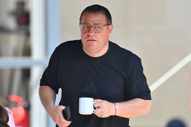 Max EBERL (Sportvorstand FC Bayern Muenchen) mit Tasse Kaffee, Einzelbild,angeschnittenes Einzelmotiv,Halbfigur,halbe Figur. Oeffentliches Training FC Bayern Muenchen im Trainingslager in Rottach Egern am 29.07.2026. Fussball 1. Bundesliga,Saison 2026 2027. *** Max EBERL, Sporting Director of FC Bayern Munich, with a cup of coffee; single frame; cropped image; half-length portrait; FC Bayern Munich public training session at the training camp in Rottach Egern on July 29, 2026; soccer; Bundesliga 1,2026–2027 season