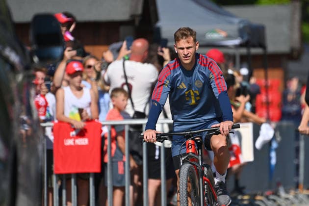 Ankunft Joshua KIMMICH (Bayern Muenchen) mit dem Fahrrad. Oeffentliches Training FC Bayern Muenchen im Trainingslager in Rottach Egern am 29.07.2026. Fussball 1. Bundesliga,Saison 2026 2027. *** Joshua Kimmich arrives at Bayern Munich by bike. FC Bayern Munich s open training session at the training camp in Rottach-Egern on July 29, 2026. Soccer, Bundesliga 1, 2026–2027 season