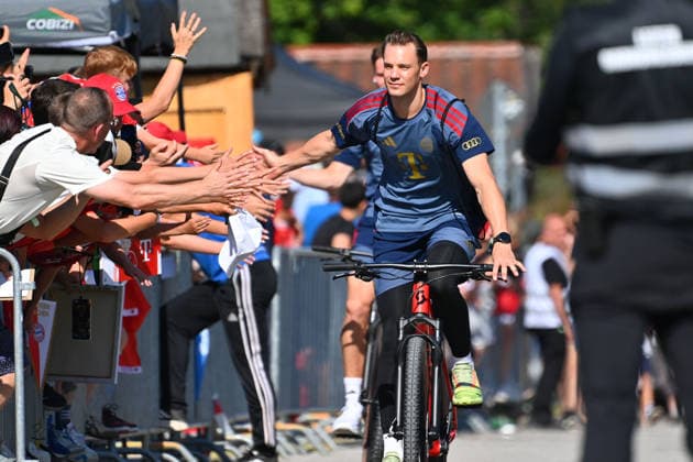 Ankunft Manuel NEUER (Torwart Bayern Muenchen) mit dem Fahrrad. Oeffentliches Training FC Bayern Muenchen im Trainingslager in Rottach Egern am 29.07.2026. Fussball 1. Bundesliga,Saison 2026 2027. *** Arrival of Manuel NEUER, Bayern Munich goalkeeper, by bicycle; FC Bayern Munich public training session at the training camp in Rottach Egern on July 29, 2026; Soccer, Bundesliga 1, 2026–2027 season