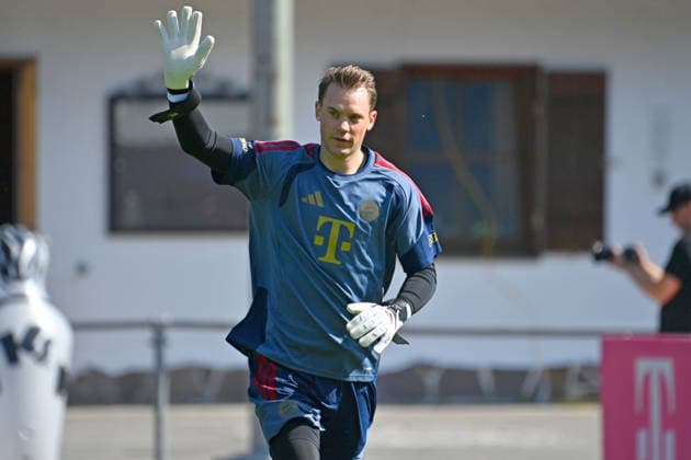 Manuel NEUER (Torwart Bayern Muenchen),winkt,winken, Aktion,Einzelbild,angeschnittenes Einzelmotiv,Halbfigur,halbe Figur. Oeffentliches Training FC Bayern Muenchen im Trainingslager in Rottach Egern am 29.07.2026. Fussball 1. Bundesliga,Saison 2026 2027. *** Manuel NEUER, goalkeeper for Bayern Munich, waving, waving, action, single frame, cropped single shot, half-length portrait, half-figure. Public training session for FC Bayern Munich at the training camp in Rottach Egern on July 29, 2026. Soccer, Bundesliga 1,2026–2027 season