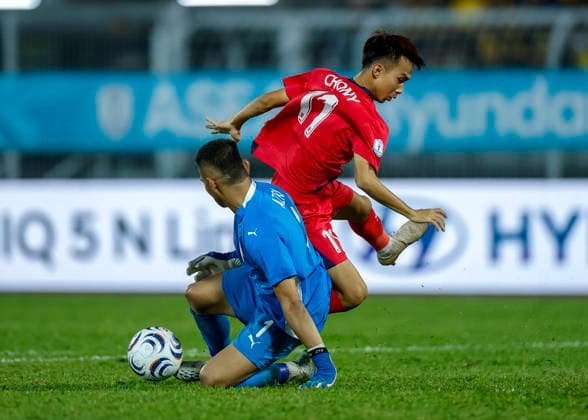 July 28, 2026, Kuala Lumpur, Malaysia: Muhammad Azri Bin Ab Ghani of Malaysia (L) and Chony Waenpaserth of Laos seen in action during the ASEAN Hyundai Cup 2026 match between Malaysia and Laos at Kuala Lumpur Football Stadium, Cheras. Final score; Malaysia 4:0 Laos. Kuala Lumpur Malaysia - ZUMAs197 20260728_aaa_s197_299 Copyright: xWongxFokxLoyx