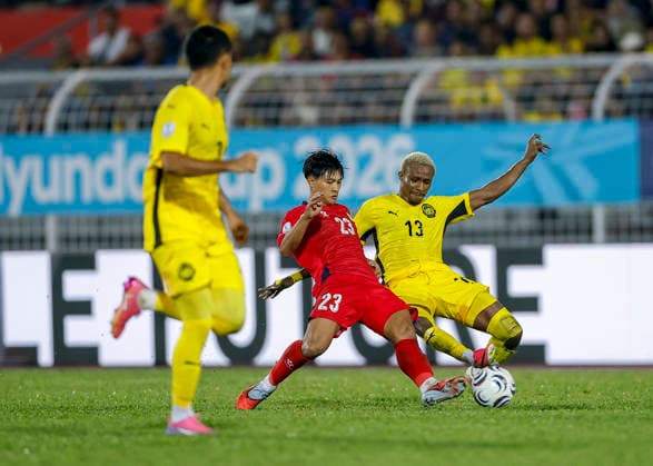 July 28, 2026, Kuala Lumpur, Malaysia: Phonsak Seesavath of Laos (C) and Mohamadou Sumareh of Malaysia seen in action during the ASEAN Hyundai Cup 2026 match between Malaysia and Laos at Kuala Lumpur Football Stadium, Cheras. Final score; Malaysia 4:0 Laos. Kuala Lumpur Malaysia - ZUMAs197 20260728_aaa_s197_304 Copyright: xWongxFokxLoyx
