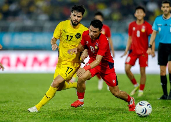 July 28, 2026, Kuala Lumpur, Malaysia: Viengxay Sidavong of Laos (R) and Sturmer Dos Reis Paulo Josue of Malaysia seen in action during the ASEAN Hyundai Cup 2026 match between Malaysia and Laos at Kuala Lumpur Football Stadium, Cheras. Final score; Malaysia 4:0 Laos. Kuala Lumpur Malaysia - ZUMAs197 20260728_aaa_s197_305 Copyright: xWongxFokxLoyx