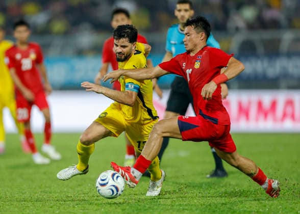 July 28, 2026, Kuala Lumpur, Malaysia: Viengxay Sidavong of Laos (R) and Sturmer Dos Reis Paulo Josue of Malaysia seen in action during the ASEAN Hyundai Cup 2026 match between Malaysia and Laos at Kuala Lumpur Football Stadium, Cheras. Final score; Malaysia 4:0 Laos. Kuala Lumpur Malaysia - ZUMAs197 20260728_aaa_s197_313 Copyright: xWongxFokxLoyx