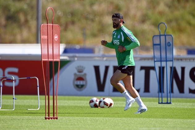 Trainer Miron MUSLIC (GE) Training des FC Schalke 04 (GE) am 29.07.2026 auf dem Trainingsgelaende in Gelsenkirchen Deutschland. Â *** Coach Miron MUSLIC GE leading FC Schalke 04 GE s training session on July 29, 2026, at the training facility in Gelsenkirchen, Germany Â