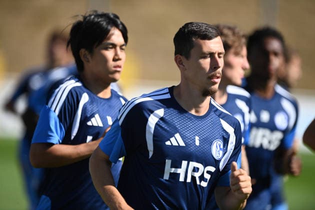 Ron SCHALLENBERG (GE), dahinter Satoshi TANAKA (GE) Training des FC Schalke 04 (GE) am 29.07.2026 auf dem Trainingsgelaende in Gelsenkirchen Deutschland. Â *** Ron SCHALLENBERG, manager; behind him, Satoshi TANAKA, manager. FC Schalke 04 training session on July 29, 2026, at the training facility in Gelsenkirchen, Germany Â