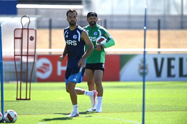 v.l. Kenan KARAMAN (GE), Trainer Miron MUSLIC (GE) Training des FC Schalke 04 (GE) am 29.07.2026 auf dem Trainingsgelaende in Gelsenkirchen Deutschland. Â *** From left: Kenan KARAMAN GE, Coach Miron MUSLIC GE. FC Schalke 04 GE training session on July 29, 2026, at the training facility in Gelsenkirchen, Germany Â