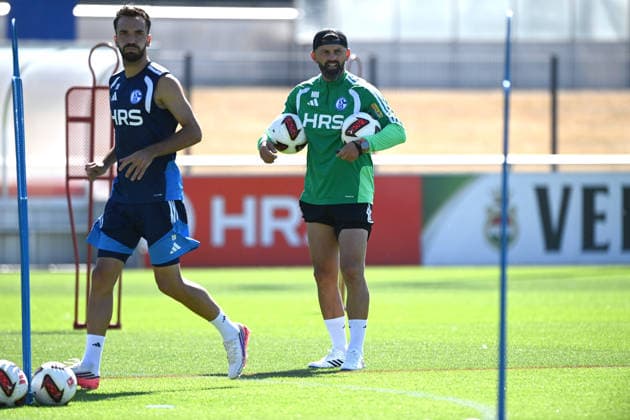 v.l. Kenan KARAMAN (GE), Trainer Miron MUSLIC (GE) Training des FC Schalke 04 (GE) am 29.07.2026 auf dem Trainingsgelaende in Gelsenkirchen Deutschland. Â *** From left: Kenan KARAMAN GE, Coach Miron MUSLIC GE. FC Schalke 04 GE training session on July 29, 2026, at the training facility in Gelsenkirchen, Germany Â