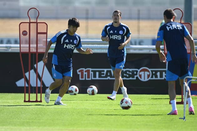 Satoshi TANAKA (GE), hinten Ron SCHALLENBERG (GE) Training des FC Schalke 04 (GE) am 29.07.2026 auf dem Trainingsgelaende in Gelsenkirchen Deutschland. Â *** Satoshi TANAKA GE, with Ron SCHALLENBERG GE in the background; FC Schalke 04 GE training session on July 29, 2026, at the training facility in Gelsenkirchen, Germany Â