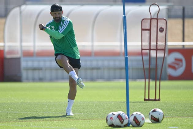 Trainer Miron MUSLIC (GE) Training des FC Schalke 04 (GE) am 29.07.2026 auf dem Trainingsgelaende in Gelsenkirchen Deutschland. Â *** Coach Miron MUSLIC GE leading FC Schalke 04 GE s training session on July 29, 2026, at the training facility in Gelsenkirchen, Germany Â