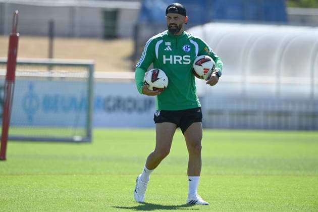 Trainer Miron MUSLIC (GE) Training des FC Schalke 04 (GE) am 29.07.2026 auf dem Trainingsgelaende in Gelsenkirchen Deutschland. Â *** Coach Miron MUSLIC GE leading FC Schalke 04 GE s training session on July 29, 2026, at the training facility in Gelsenkirchen, Germany Â