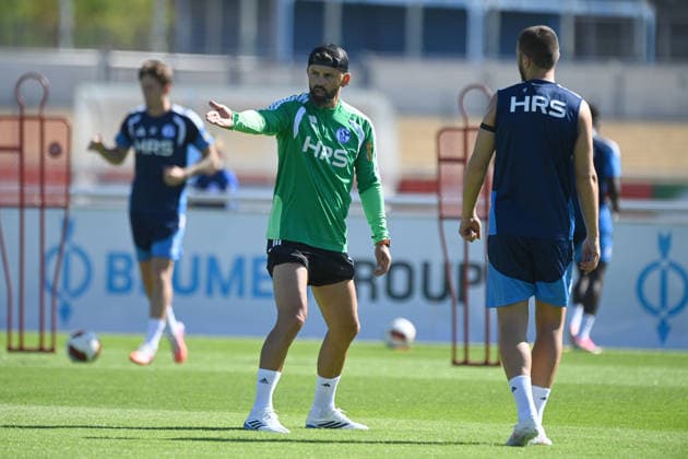Trainer Miron MUSLIC (GE) gibt Anweisungen, an Hasan KURUCAY (GE) Training des FC Schalke 04 (GE) am 29.07.2026 auf dem Trainingsgelaende in Gelsenkirchen Deutschland. Â *** Coach Miron MUSLIC GE gives instructions to Hasan KURUCAY GE during an FC Schalke 04 GE training session on July 29, 2026, at the training facility in Gelsenkirchen, Germany Â