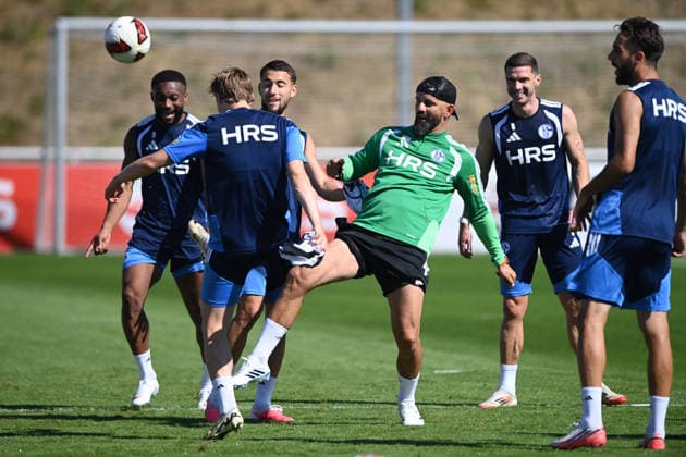 Trainer Miron MUSLIC (GE) leitet das Training, Training des FC Schalke 04 (GE) am 29.07.2026 auf dem Trainingsgelaende in Gelsenkirchen Deutschland. Â *** Coach Miron MUSLIC GE leads the training session for FC Schalke 04 GE on July 29, 2026, at the training facility in Gelsenkirchen, Germany Â