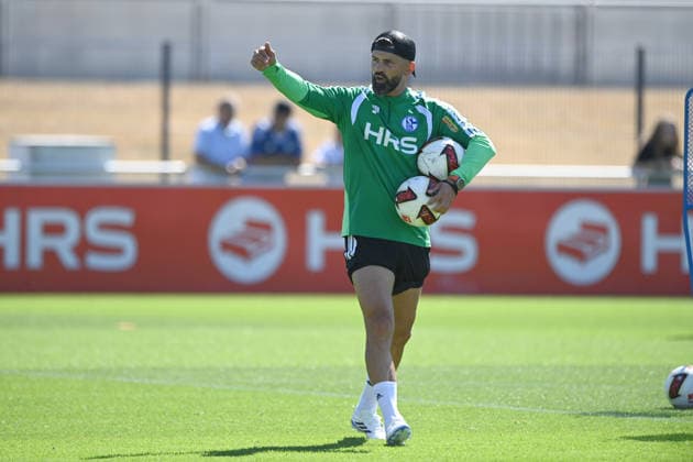 Trainer Miron MUSLIC (GE) gibt Anweisungen, Training des FC Schalke 04 (GE) am 29.07.2026 auf dem Trainingsgelaende in Gelsenkirchen Deutschland. Â *** Coach Miron MUSLIC GE gives instructions during FC Schalke 04 GE s training session on July 29, 2026, at the training facility in Gelsenkirchen, Germany Â