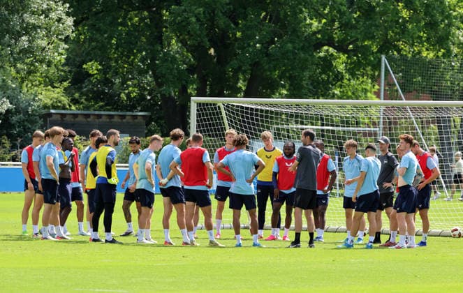 Trainer Stefan Leitl redet mit der Mannschaft Fußball Fussball Saison 2026 2027 2.Bundesliga Herren DFL 29.07.2026 Training Hertha BSC Berlin DFL regulations prohibit any use of photographs as image sequences and or quasi-video. *** Coach Stefan Leitl talks with the team Sports Soccer Soccer 2026–2027 Season 2. Bundesliga Men s DFL July 29, 2026 Training Hertha BSC Berlin DFL regulations prohibit any use of photographs as image sequences and or quasi-video