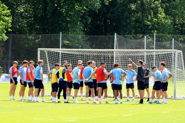 29.07.2026, DEU GER, Fussball , 2.Fussballbundesliga 2026 2027 (im Ligabetrieb zusätzlich: Spieltag, Saison 20xx 20xx), Berliner Olympiastadion, Hertha BSC, Training Cheftrainer Stefan Leitl (Hertha BSC Berlin), Hertha-Spielerkreis 2. Liga: DFB DFL regulations prohibit any use of photographs as image sequences and or quasi-video) Nordphoto Berlin Sportforum Berlin Deutschland *** July 29, 2026, Germany, Soccer, 2026–2027 Bundesliga 2, additional matchday during the regular season, 20xx–20xx season, Berlin Olympic Stadium, Hertha BSC, Head Coach Stefan Leitl leading training at Hertha BSC Berlin, Hertha players. According to DFB and DFL regulations, the use of photographs as image sequences and or quasi-video is prohibited. Nordphoto Berlin, Sportforum Berlin, Germany Copyright: xNordphotox xEnglerx