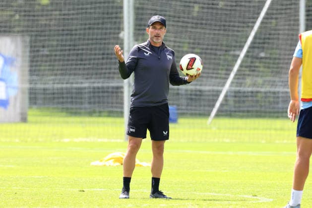 29.07.2026, DEU GER, Fussball , 2.Fussballbundesliga 2026 2027 (im Ligabetrieb zusätzlich: Spieltag, Saison 20xx 20xx), Berliner Olympiastadion, Hertha BSC, Training Cheftrainer Stefan Leitl (Hertha BSC Berlin), Freisteller, Hand am Ball 2. Liga: DFB DFL regulations prohibit any use of photographs as image sequences and or quasi-video) Nordphoto Berlin Sportforum Berlin Deutschland *** July 29, 2026, Germany, Soccer, 2026–2027 Bundesliga 2, additional matchday during the regular season, 20xx–20xx season, Berlin Olympic Stadium, Hertha BSC, Head Coach Stefan Leitl of Hertha BSC Berlin during training, cutout, hand on the ball, 2nd Division. DFB and DFL regulations prohibit any use of photographs as image sequences and or quasi-video. Nordphoto, Berlin Sportforum, Berlin, Germany Copyright: xNordphotox xEnglerx