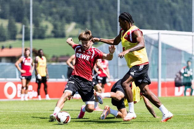 ST. JOHANN IN TIROL, AUSTRIA - JULY 29: Jan Thielmann (1. FC Koeln, 29) controls the ball against Reigan Heskey (1. FC Koeln, 11) during a training session at trainings camp in Kitzbuehel of season 2026 27 at Koasastadion on July 29, 2026 in St. Johann in Tirol, Austria. Austria Copyright: xSteffiexWunderlx