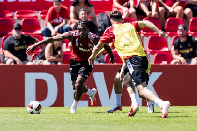 ST. JOHANN IN TIROL, AUSTRIA - JULY 29: Reigan Heskey (1. FC Koeln, 11) controls the ball against Paul Okon-Engstler (1. FC Koeln, 23) during a training session at trainings camp in Kitzbuehel of season 2026 27 at Koasastadion on July 29, 2026 in St. Johann in Tirol, Austria. Austria Copyright: xSteffiexWunderlx