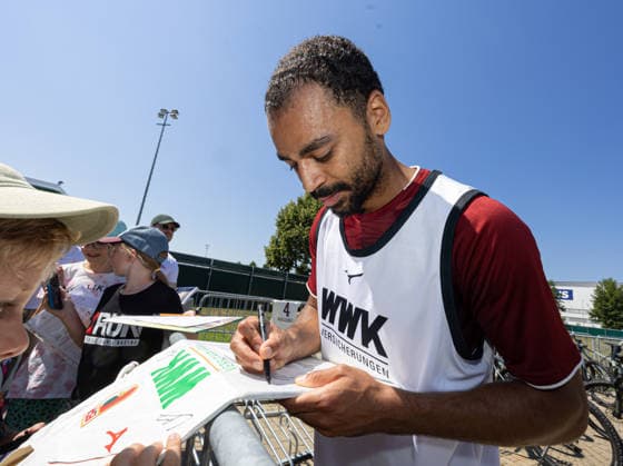 Alexis Claude-Maurice (FC Augsburg 20) schreibt Autogramme nach dem Training; FC Augsburg, Training, *** Alexis Claude Maurice of FC Augsburg 20 signs autographs after practice FC Augsburg, Practice,