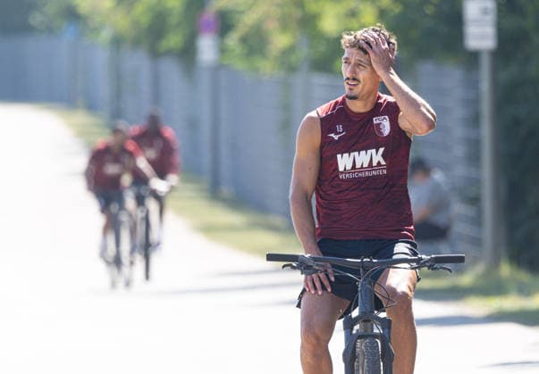 Dimitrios Giannoulis (FC Augsburg 13) nachdenklich mit dem Fahrrad auf dem Weg zum Trainingsplatz; FC Augsburg, Training, *** Dimitrios Giannoulis of FC Augsburg 13, deep in thought as he rides his bike to the FC Augsburg training field, Training,