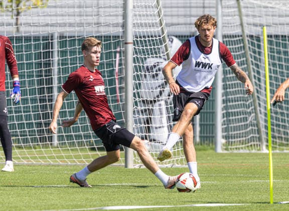 Calvin Brackelmann FC Augsburg 2) spielt den Ball vor Anton Kade (FC Augsburg 30); FC Augsburg, Training, *** Calvin Brackelmann of FC Augsburg 2 passes the ball to Anton Kade of FC Augsburg 30 FC Augsburg, Practice,