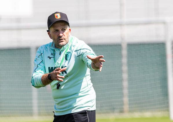 Manuel Baum (Trainer FC Augsburg) erklärt, FC Augsburg, Training, *** Manuel Baum, FC Augsburg Coach, explains, FC Augsburg, Training,