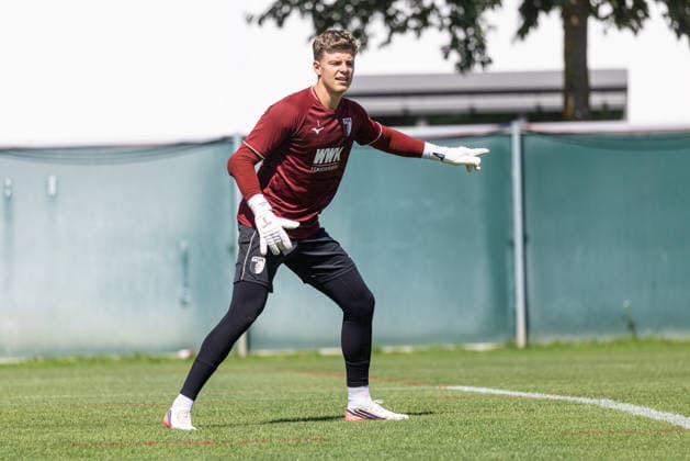 Finn Dahmen (Torwart FC Augsburg 1) gibt die Richtung vor, FC Augsburg, Training, *** Finn Dahmen, goalkeeper for FC Augsburg 1, sets the tone; FC Augsburg, training,