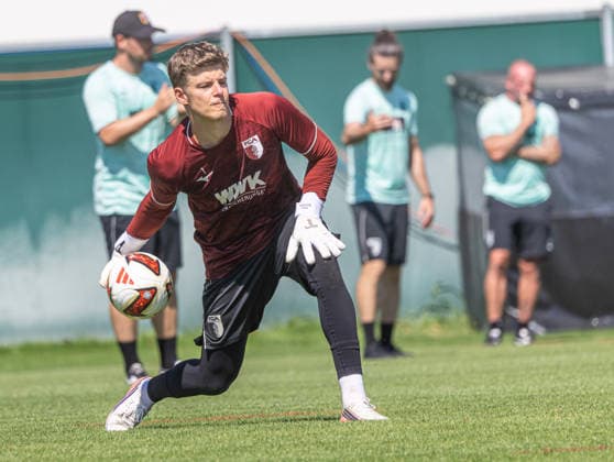 Finn Dahmen (Torwart FC Augsburg 1), Abwurf, FC Augsburg, Training, *** Finn Dahmen, FC Augsburg 1 goalkeeper, throw-in, FC Augsburg, practice,