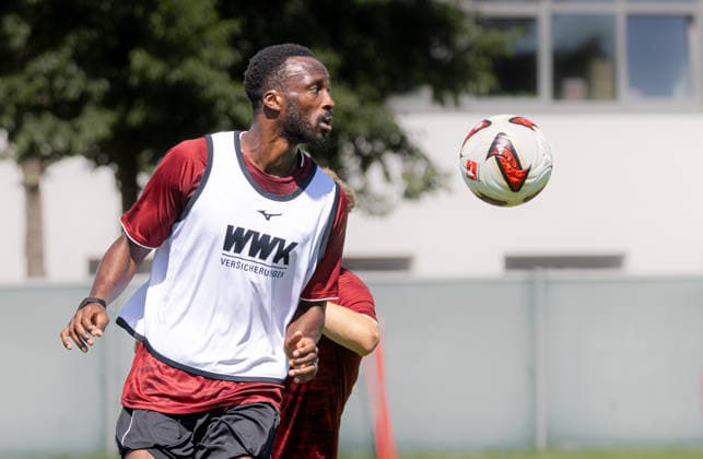 Chrislain Matsima (FC Augsburg 5) fixiert den Ball; FC Augsburg, Training, *** Chrislain Matsima of FC Augsburg 5 holds the ball; FC Augsburg, Training,