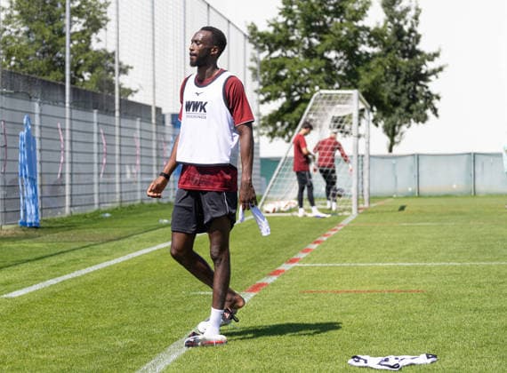 Chrislain Matsima (FC Augsburg 5) verläßt verletzt den Platz; FC Augsburg, Training, *** Chrislain Matsima of FC Augsburg 5 leaves the field due to injury; FC Augsburg, Training,