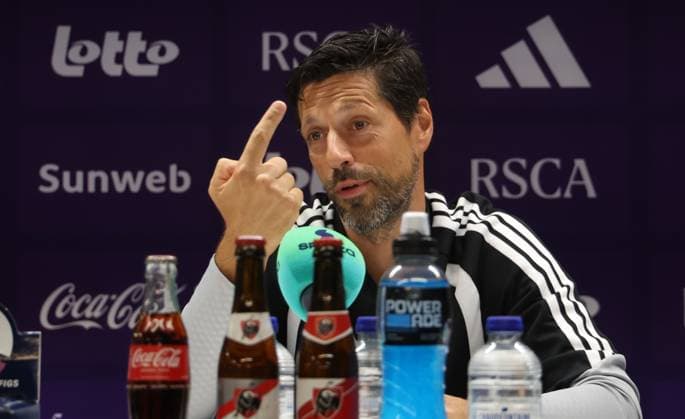 Anderlecht s head coach Vitor Bruno gestures during a press conference, PK, Pressekonferenz of Belgian RSC Anderlecht, Wednesday 29 July 2026 in Brussels, in preparations of the second leg of the second qualifying round for the UEFA Europa League against Swedish Hammarby IF. VIRGINIExLEFOUR  x182304164x