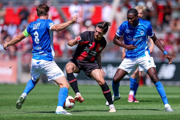 29.07.2026, Fußball, Bayer 04 Leverkusen - KRC Genk, Testspiel, Saison 2026 2027 im Ulrich-Haberland-Stadion: Jonas Hofmann (Bayer04 Leverkusen 07) im Zweikampf gegen Jarne Steuckers (KRC Genk 07) Josue Kongolo (KRC Genk 44) DFB regulations prohibit any use of photographs as image sequences and or quasi-video. Nordrhein-Westfalen Deutschland *** July 29, 2026, Soccer, Bayer 04 Leverkusen vs. KRC Genk, Friendly Match, 2026–2027 season at Ulrich Haberland Stadium: Jonas Hofmann (Bayer 04 Leverkusen ’07) in a tackle against Jarne Steuckers (KRC Genk ’07) and Josue Kongolo (KRC Genk ’44). DFB regulations prohibit any use of photographs as image sequences and or quasi-video. North Rhine-West, Germany