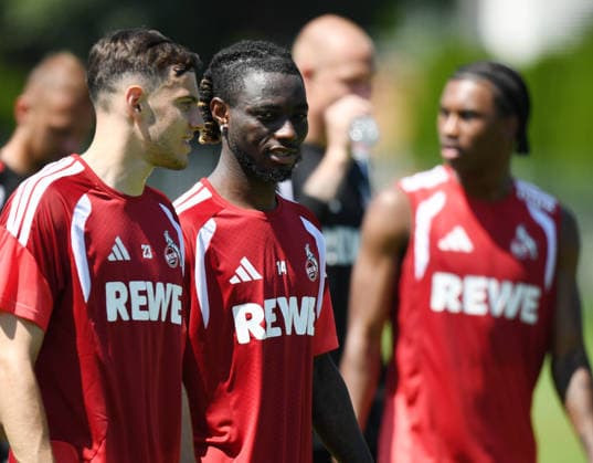 29.07.2026, xophax, Fussball 1.Bundesliga, 1.FC Koeln Trainingslager . Mannschaft des 1.FC Köln in Kitzbühel .Training in Sankt Johann. v.l.n.rechts : Paul Okon - Engstler , Gideon Mensah und Reigan Heskey ( alle 1.FC Köln ) Kitzbühel *** July 29, 2026, xophax, Soccer, Bundesliga 1, 1 FC Köln Training Camp: The 1 FC Köln team in Kitzbühel; training in Sankt Johann. From left to right: Paul Okon Engstler, Gideon Mensah, and Reigan Heskey—all of 1 FC Köln—in Kitzbühel