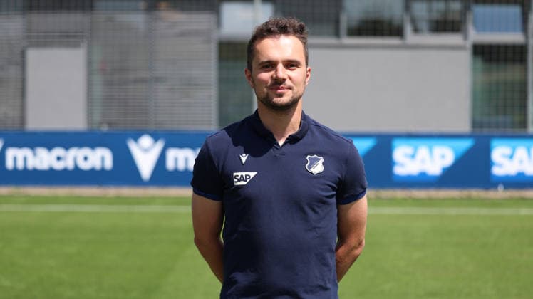 23.07.2026, xrekx, Fussball 1.Bundesliga, TSG 1899 Hoffenheim - Fototermin Saison 2026 27 v.l. Daniel Uthmann Teammanager (TSG Hoffenheim) (DFL DFB REGULATIONS PROHIBIT ANY USE OF PHOTOGRAPHS as IMAGE SEQUENCES and or QUASI-VIDEO) Sinsheim *** July 23, 2026, xrekx, Soccer, Bundesliga 1, TSG 1899 Hoffenheim Photo Session, 2026–27 Season, from left: Daniel Uthmann, Team Manager, TSG Hoffenheim. DFL and DFB regulations prohibit any use of photographs as image sequences and or quasi-video. Sinsheim