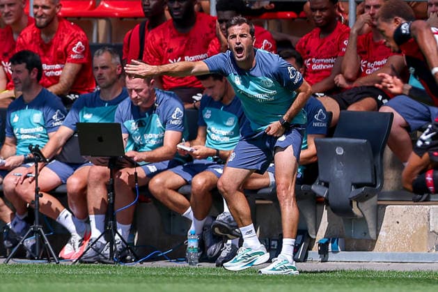 29.07.2026, Fußball, Bayer 04 Leverkusen - KRC Genk, Testspiel, Saison 2026 2027 im Ulrich-Haberland-Stadion: Cheftrainer Carles Martinez(Bayer04 Leverkusen hc) gestikulierend DFB regulations prohibit any use of photographs as image sequences and or quasi-video. Nordrhein-Westfalen Deutschland *** July 29, 2026, Soccer, Bayer 04 Leverkusen vs. KRC Genk, Friendly Match, 2026–2027 Season at Ulrich Haberland Stadium; Head Coach Carles Martinez of Bayer 04 Leverkusen gesturing; DFB regulations prohibit any use of photographs as image sequences and or quasi-video; North Rhine-Westphalia, Germany