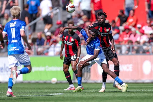 29.07.2026, Fußball, Bayer 04 Leverkusen - KRC Genk, Testspiel, Saison 2026 2027 im Ulrich-Haberland-Stadion: Rafiu Durosinmi (KRC Genk 17) im Zweikampf gegen Edmond Tapsoba (Bayer04 Leverkusen 12) DFB regulations prohibit any use of photographs as image sequences and or quasi-video. Nordrhein-Westfalen Deutschland *** July 29, 2026, Soccer, Bayer 04 Leverkusen vs. KRC Genk, Friendly Match, 2026–2027 season at Ulrich Haberland Stadium: Rafiu Durosinmi (KRC Genk, No. 17) in a tackle against Edmond Tapsoba (Bayer 04 Leverkusen, No. 12). DFB regulations prohibit any use of photographs as image sequences and or quasi-video. North Rhine-Westphalia, Germany